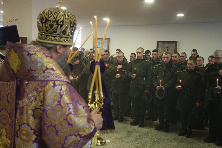 Митрополит Евгений возглавил престольный праздник в храме Архангела Гавриила в 32 военном городке