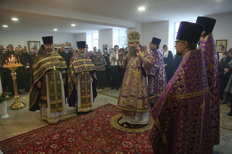 Митрополит Евгений возглавил престольный праздник в храме Архангела Гавриила в 32 военном городке