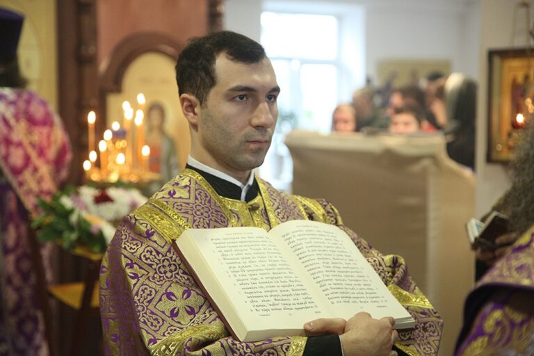 Митрополит Евгений возглавил престольный праздник в храме Архангела Гавриила в 32 военном городке