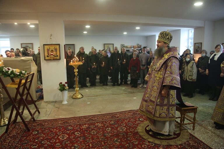 Митрополит Евгений возглавил престольный праздник в храме Архангела Гавриила в 32 военном городке
