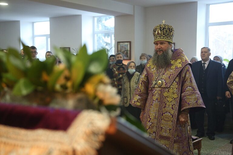 Митрополит Евгений возглавил престольный праздник в храме Архангела Гавриила в 32 военном городке
