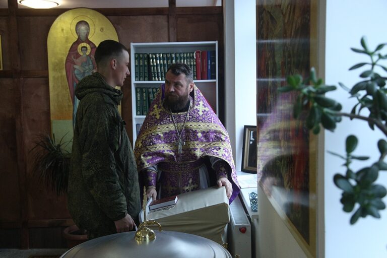 Митрополит Евгений возглавил престольный праздник в храме Архангела Гавриила в 32 военном городке