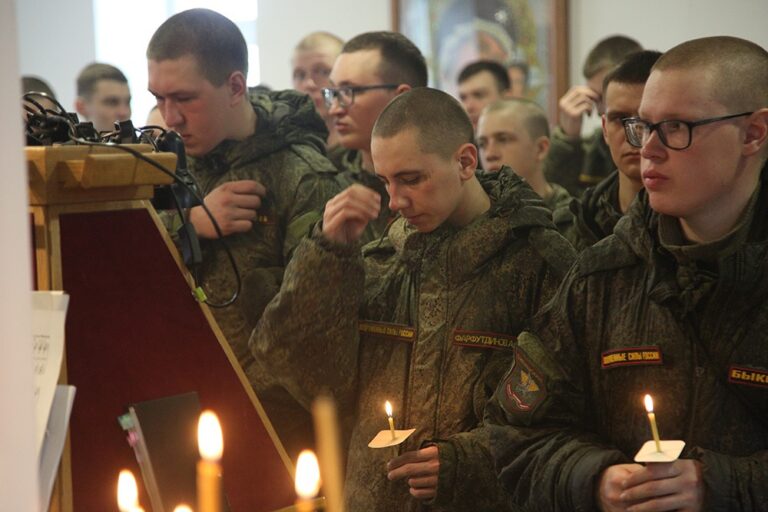 Митрополит Евгений возглавил престольный праздник в храме Архангела Гавриила в 32 военном городке