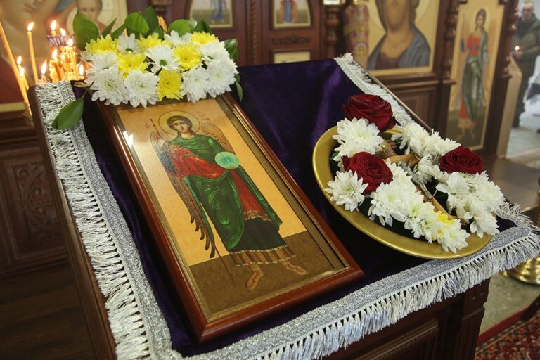 Митрополит Евгений возглавил престольный праздник в храме Архангела Гавриила в 32 военном городке