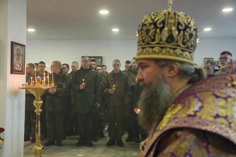 Митрополит Евгений возглавил престольный праздник в храме Архангела Гавриила в 32 военном городке