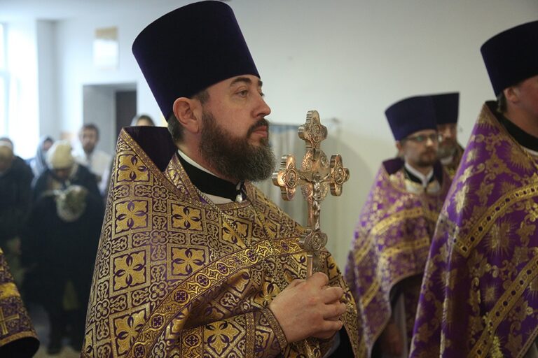 Митрополит Евгений возглавил престольный праздник в храме Архангела Гавриила в 32 военном городке