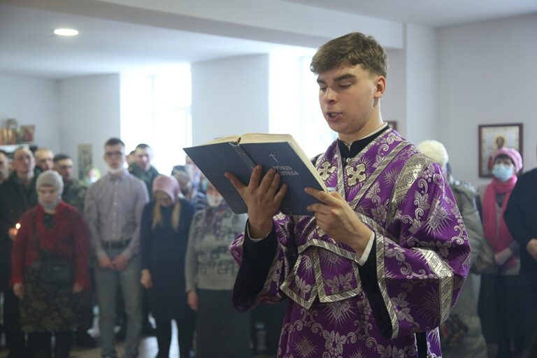 Митрополит Евгений возглавил престольный праздник в храме Архангела Гавриила в 32 военном городке