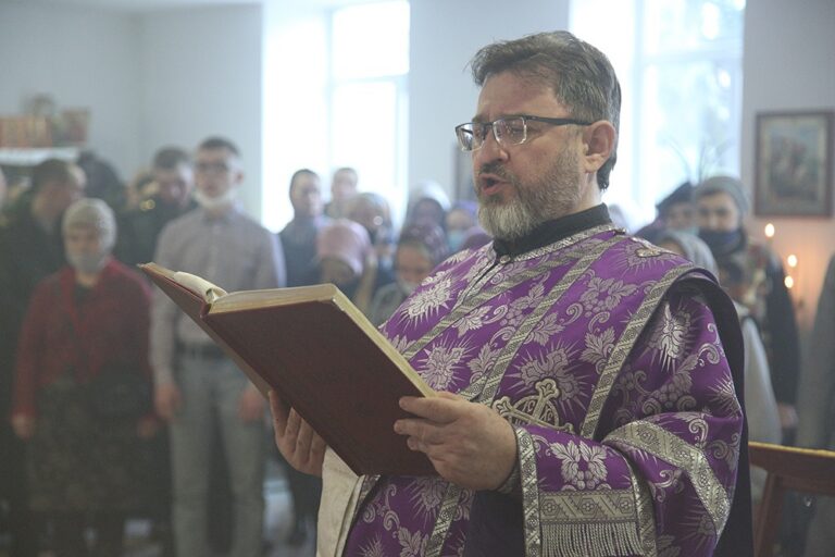 Митрополит Евгений возглавил престольный праздник в храме Архангела Гавриила в 32 военном городке