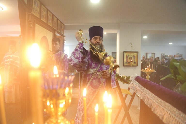 Митрополит Евгений возглавил престольный праздник в храме Архангела Гавриила в 32 военном городке