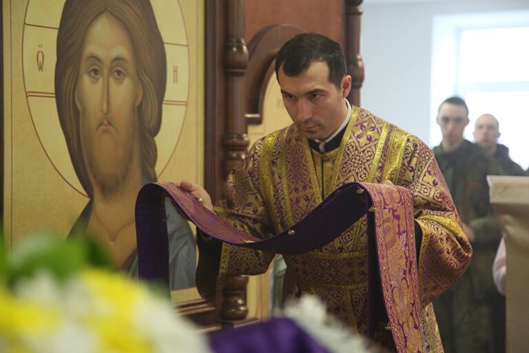 Митрополит Евгений возглавил престольный праздник в храме Архангела Гавриила в 32 военном городке