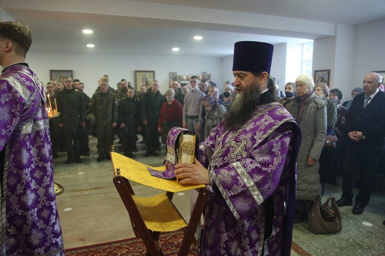 Митрополит Евгений возглавил престольный праздник в храме Архангела Гавриила в 32 военном городке