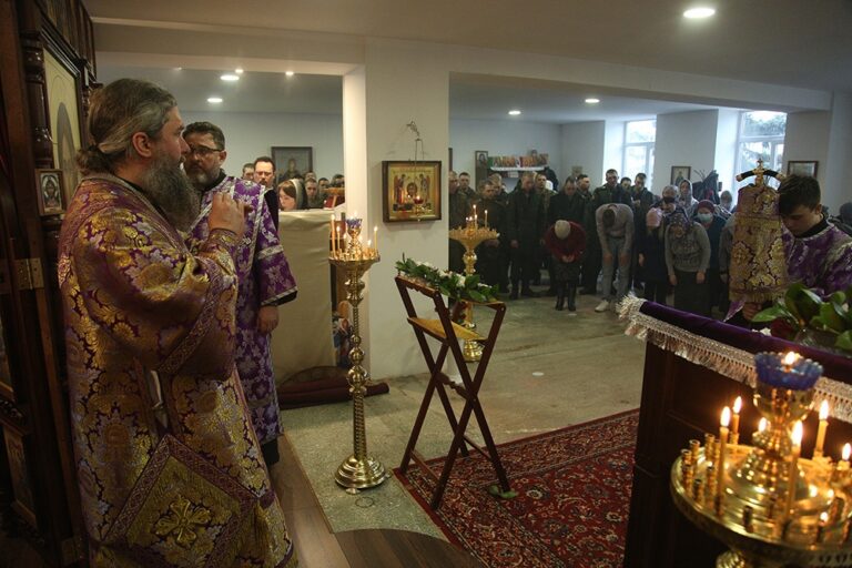 Митрополит Евгений возглавил престольный праздник в храме Архангела Гавриила в 32 военном городке