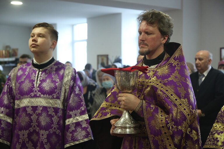 Митрополит Евгений возглавил престольный праздник в храме Архангела Гавриила в 32 военном городке