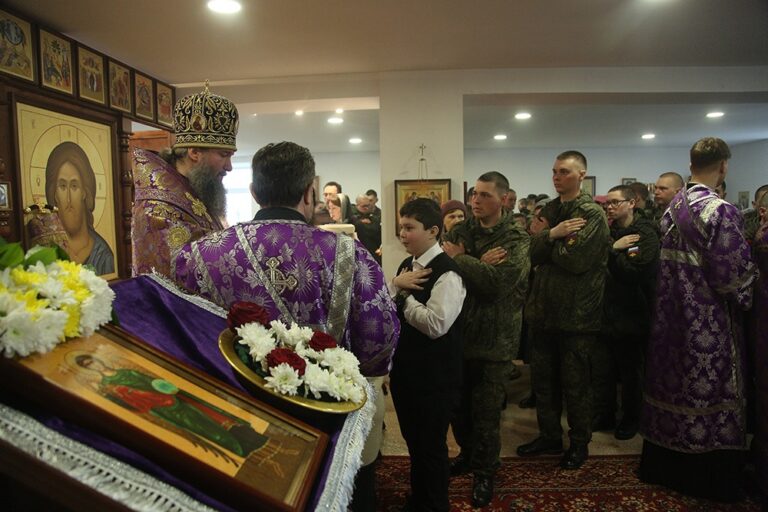 Митрополит Евгений возглавил престольный праздник в храме Архангела Гавриила в 32 военном городке