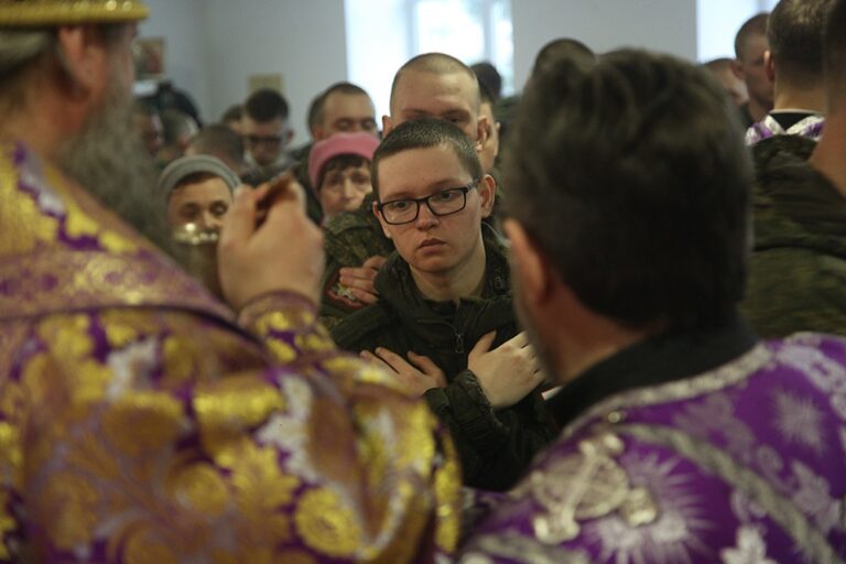 Митрополит Евгений возглавил престольный праздник в храме Архангела Гавриила в 32 военном городке