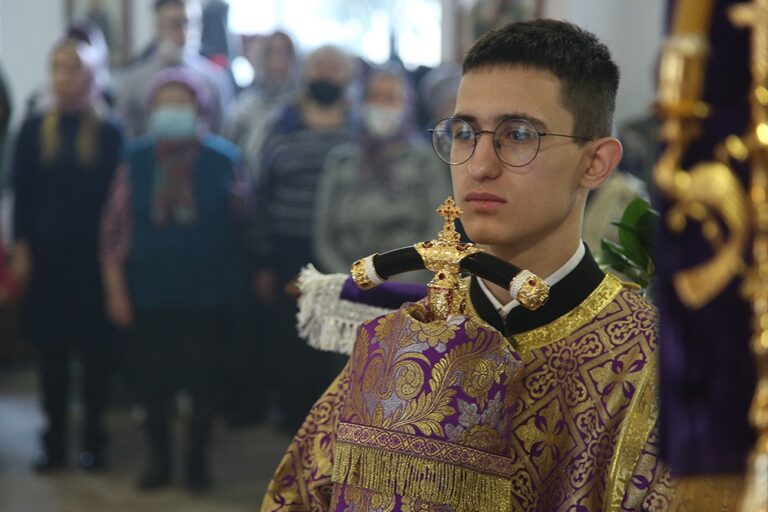 Митрополит Евгений возглавил престольный праздник в храме Архангела Гавриила в 32 военном городке