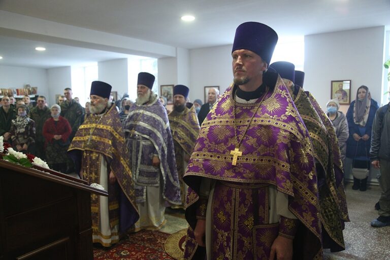 Митрополит Евгений возглавил престольный праздник в храме Архангела Гавриила в 32 военном городке