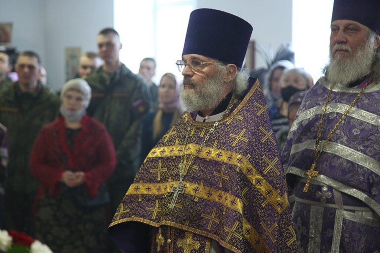 Митрополит Евгений возглавил престольный праздник в храме Архангела Гавриила в 32 военном городке