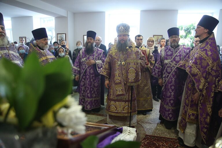 Митрополит Евгений возглавил престольный праздник в храме Архангела Гавриила в 32 военном городке