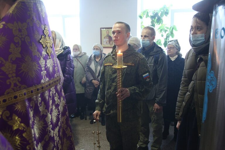 Митрополит Евгений возглавил престольный праздник в храме Архангела Гавриила в 32 военном городке