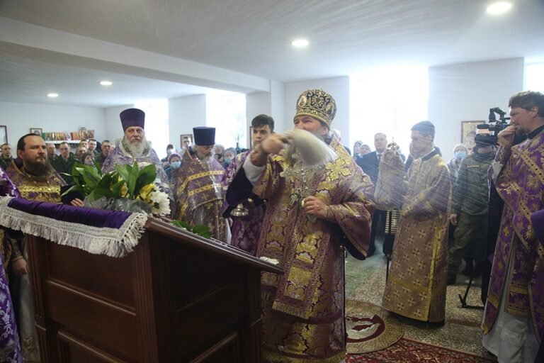Митрополит Евгений возглавил престольный праздник в храме Архангела Гавриила в 32 военном городке