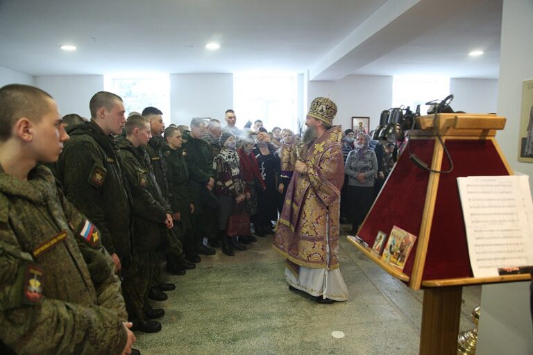 Митрополит Евгений возглавил престольный праздник в храме Архангела Гавриила в 32 военном городке