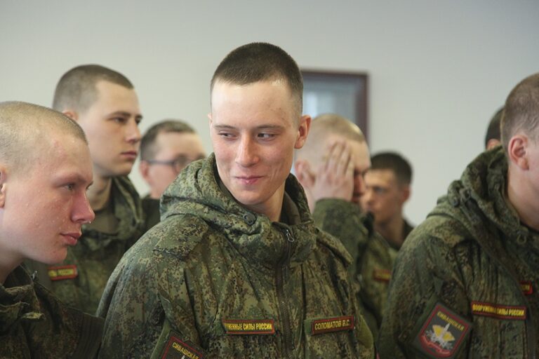 Митрополит Евгений возглавил престольный праздник в храме Архангела Гавриила в 32 военном городке