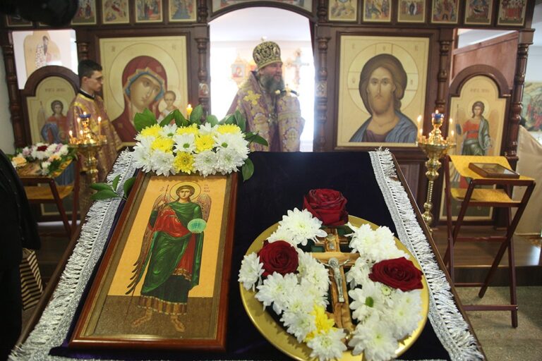 Митрополит Евгений возглавил престольный праздник в храме Архангела Гавриила в 32 военном городке