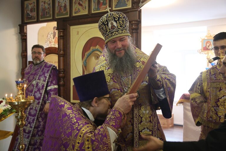 Митрополит Евгений возглавил престольный праздник в храме Архангела Гавриила в 32 военном городке