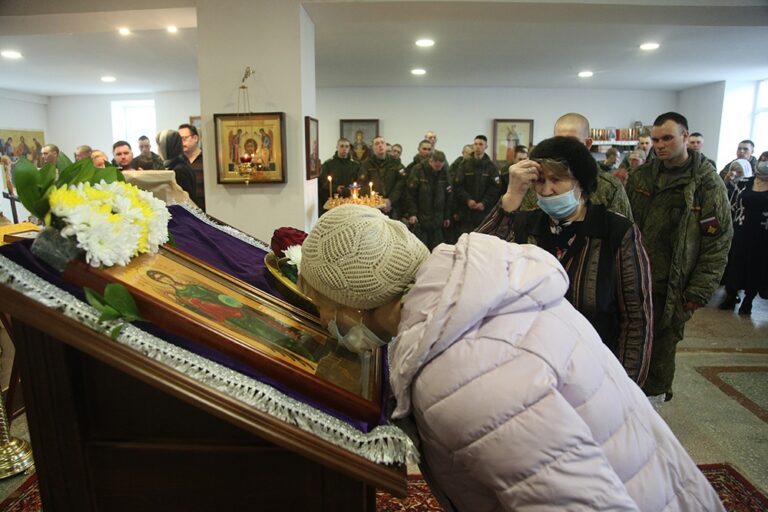 Митрополит Евгений возглавил престольный праздник в храме Архангела Гавриила в 32 военном городке