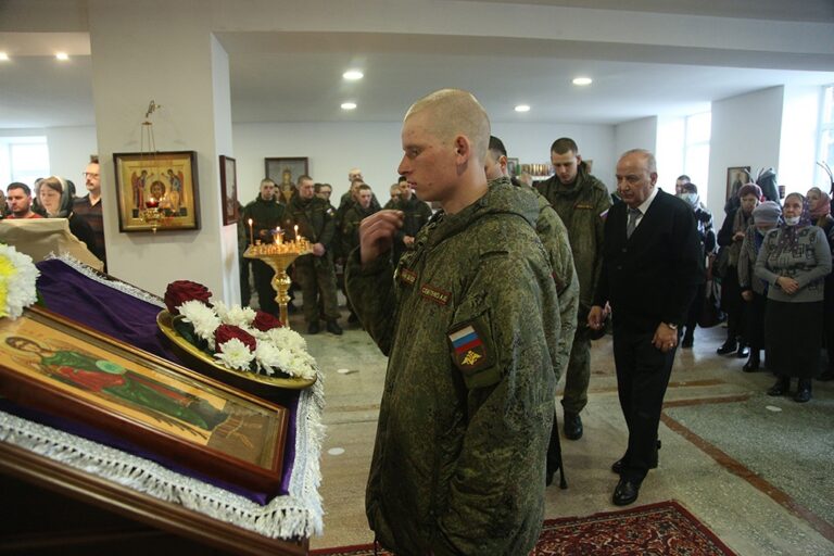 Митрополит Евгений возглавил престольный праздник в храме Архангела Гавриила в 32 военном городке