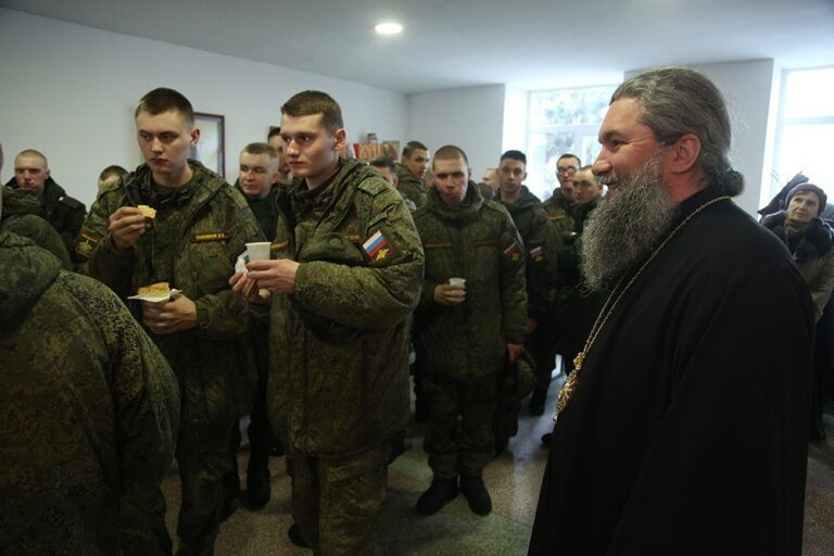 Митрополит Евгений возглавил престольный праздник в храме Архангела Гавриила в 32 военном городке