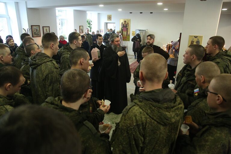 Митрополит Евгений возглавил престольный праздник в храме Архангела Гавриила в 32 военном городке