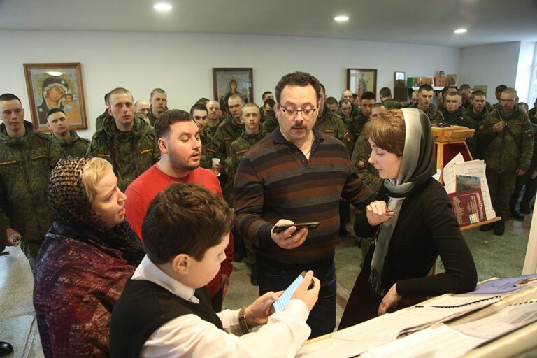 Митрополит Евгений возглавил престольный праздник в храме Архангела Гавриила в 32 военном городке