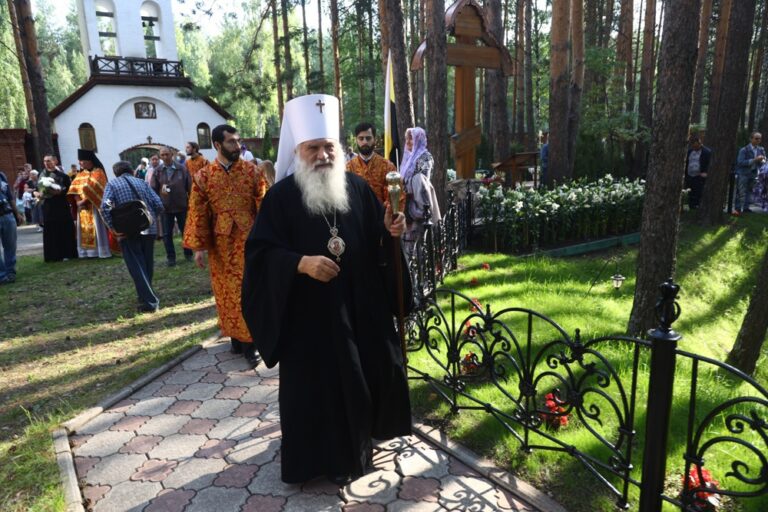 Сонм архипастырей совершил Божественную литургию в монастыре Новомучеников и исповедников Церкви Русской в Алапаевске
