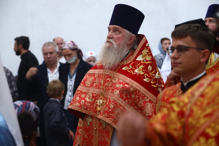 Сонм архипастырей совершил Божественную литургию в монастыре Новомучеников и исповедников Церкви Русской в Алапаевске