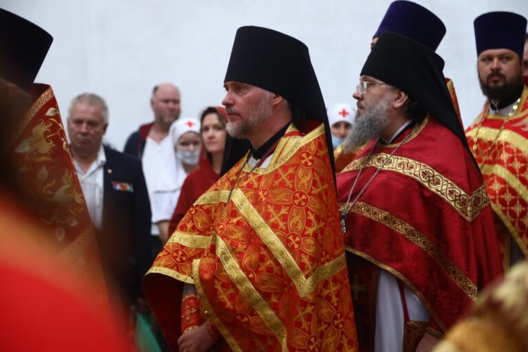 Сонм архипастырей совершил Божественную литургию в монастыре Новомучеников и исповедников Церкви Русской в Алапаевске