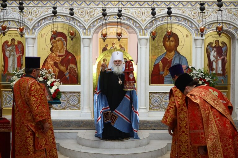 Сонм архипастырей совершил Божественную литургию в монастыре Новомучеников и исповедников Церкви Русской в Алапаевске