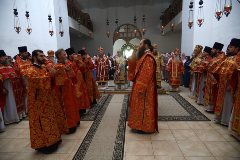 Сонм архипастырей совершил Божественную литургию в монастыре Новомучеников и исповедников Церкви Русской в Алапаевске