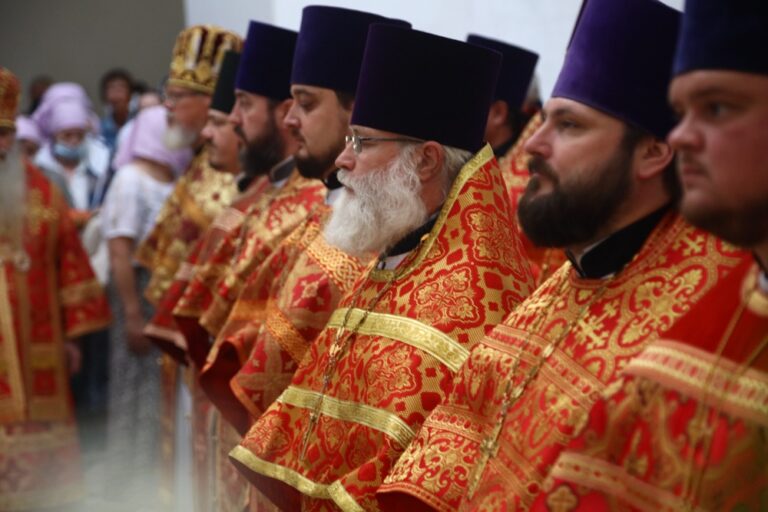 Сонм архипастырей совершил Божественную литургию в монастыре Новомучеников и исповедников Церкви Русской в Алапаевске