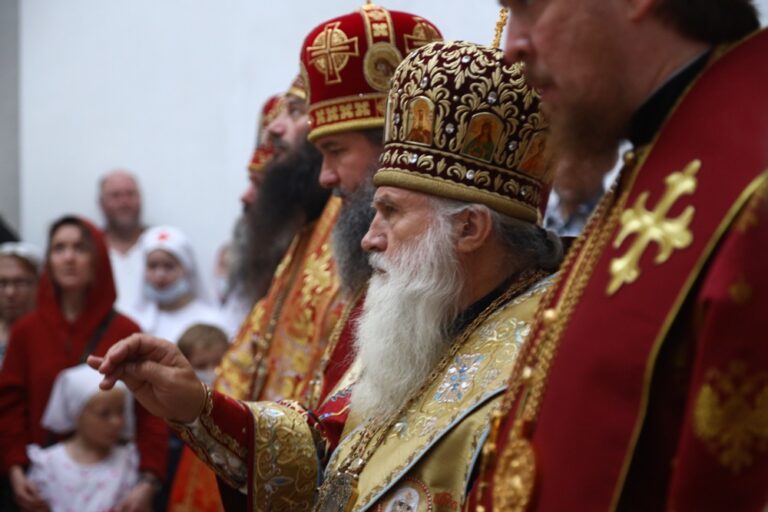 Сонм архипастырей совершил Божественную литургию в монастыре Новомучеников и исповедников Церкви Русской в Алапаевске