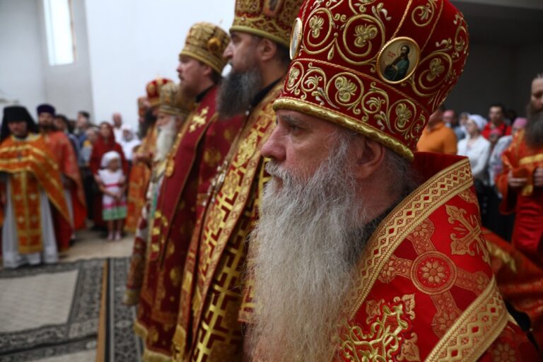 Сонм архипастырей совершил Божественную литургию в монастыре Новомучеников и исповедников Церкви Русской в Алапаевске