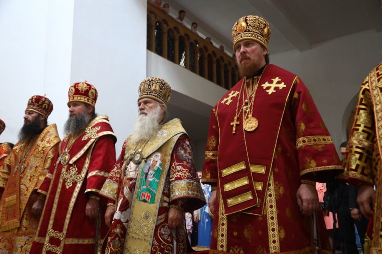 Сонм архипастырей совершил Божественную литургию в монастыре Новомучеников и исповедников Церкви Русской в Алапаевске
