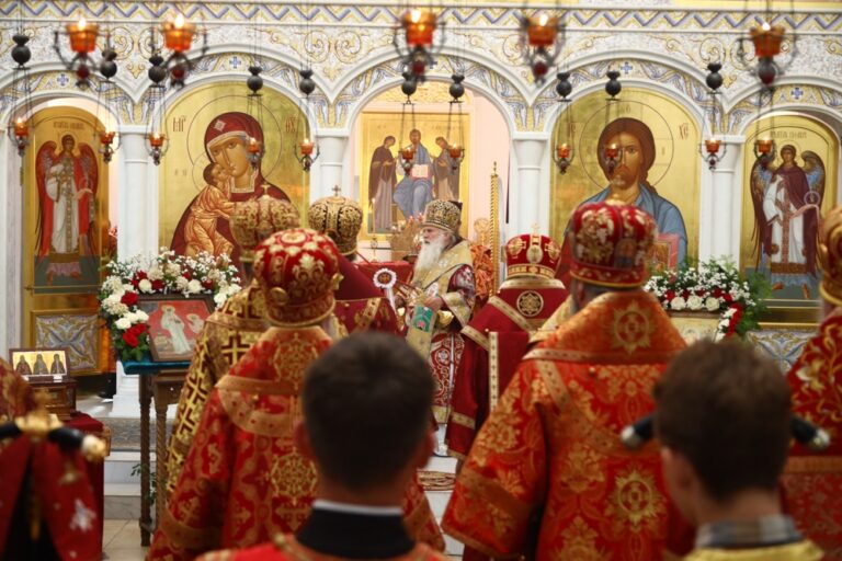 Сонм архипастырей совершил Божественную литургию в монастыре Новомучеников и исповедников Церкви Русской в Алапаевске