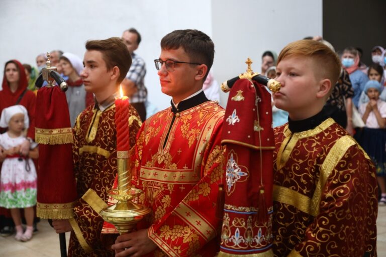 Сонм архипастырей совершил Божественную литургию в монастыре Новомучеников и исповедников Церкви Русской в Алапаевске