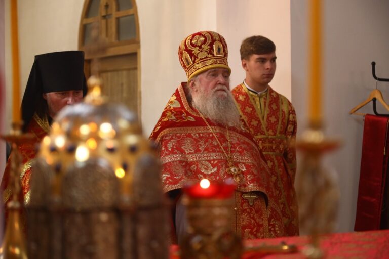 Сонм архипастырей совершил Божественную литургию в монастыре Новомучеников и исповедников Церкви Русской в Алапаевске
