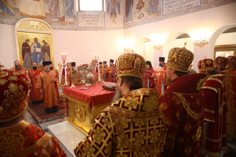 Сонм архипастырей совершил Божественную литургию в монастыре Новомучеников и исповедников Церкви Русской в Алапаевске