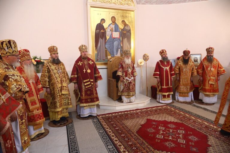 Сонм архипастырей совершил Божественную литургию в монастыре Новомучеников и исповедников Церкви Русской в Алапаевске