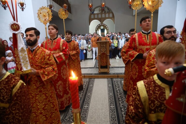 Сонм архипастырей совершил Божественную литургию в монастыре Новомучеников и исповедников Церкви Русской в Алапаевске