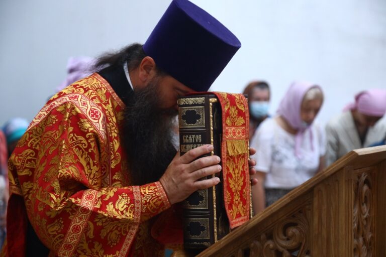 Сонм архипастырей совершил Божественную литургию в монастыре Новомучеников и исповедников Церкви Русской в Алапаевске